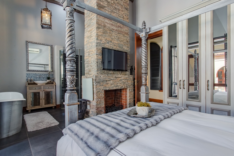 5 Bedroom Property for Sale in Winelands Western Cape